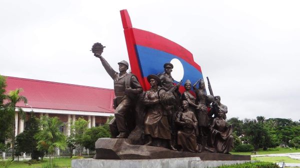 Захватчиков не знай, край Лао!
